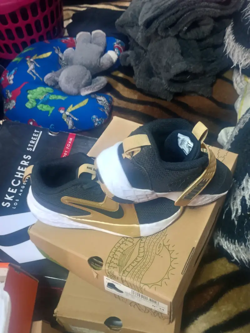 Zapatillas deportivas Nike negras y doradas para niños - 5