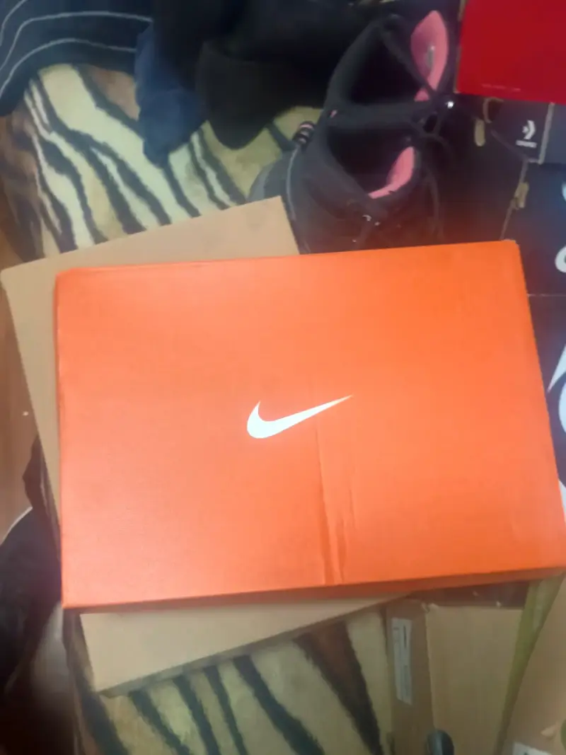 Zapatillas deportivas Nike negras y doradas para niños - 6