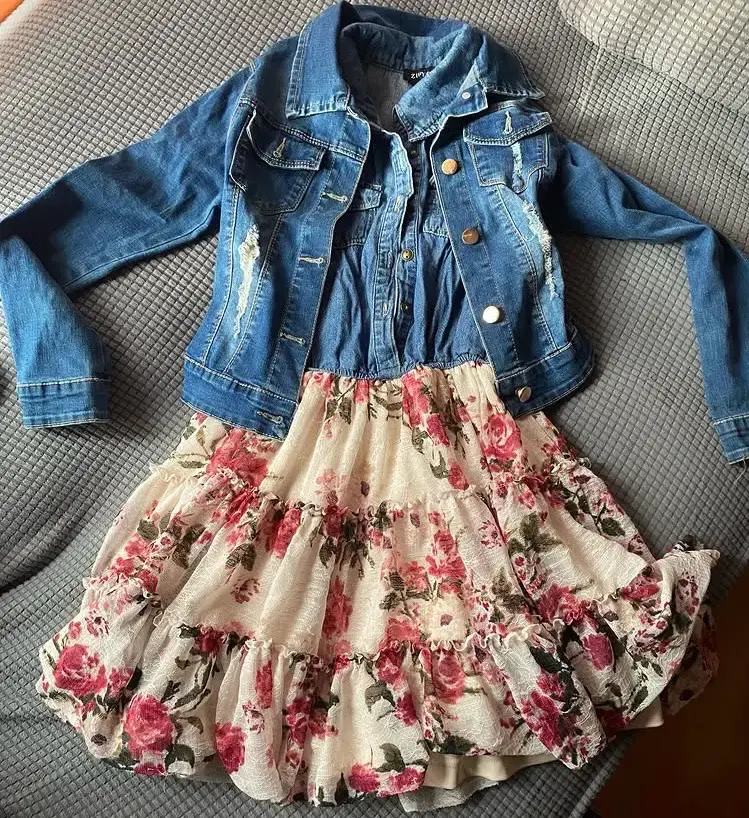 Vestido floral con chaqueta de mezclilla para niña