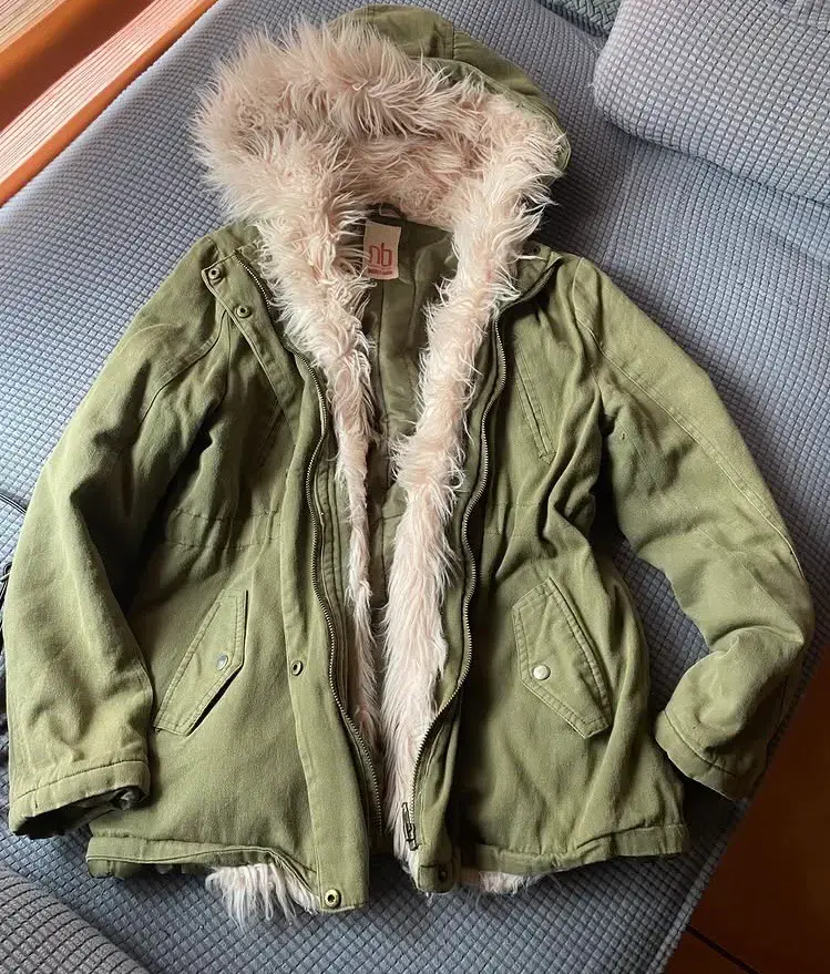 Parka verde con capucha y forro de piel sintética
