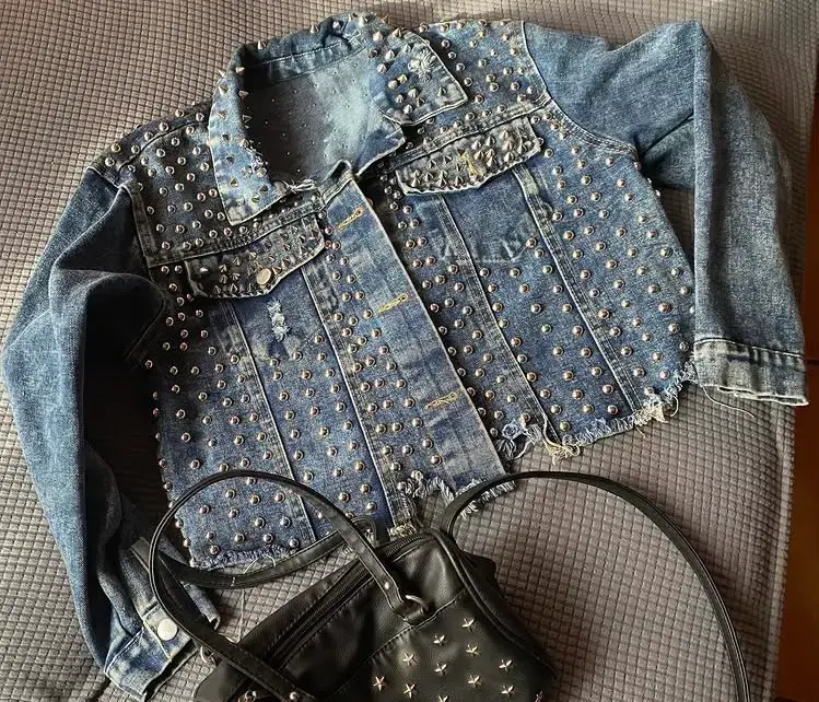 Chaqueta de mezclilla con tachas para mujer