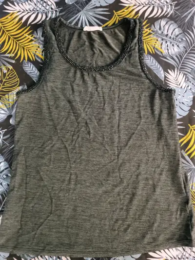 Polera sin mangas gris con detalles brillantes - miniatura 1