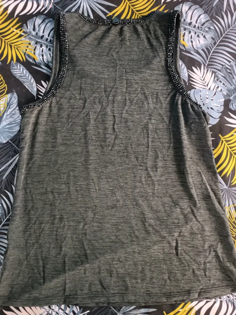 Polera sin mangas gris con detalles brillantes - 2