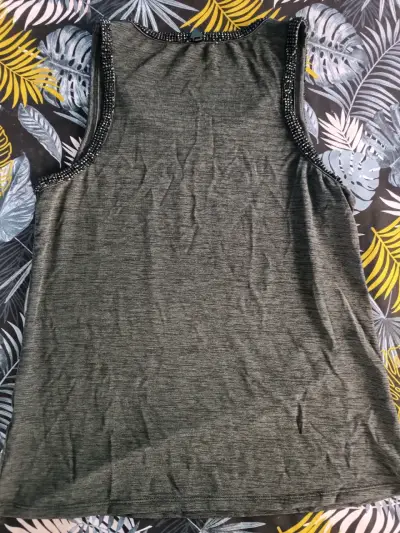 Polera sin mangas gris con detalles brillantes - miniatura 2