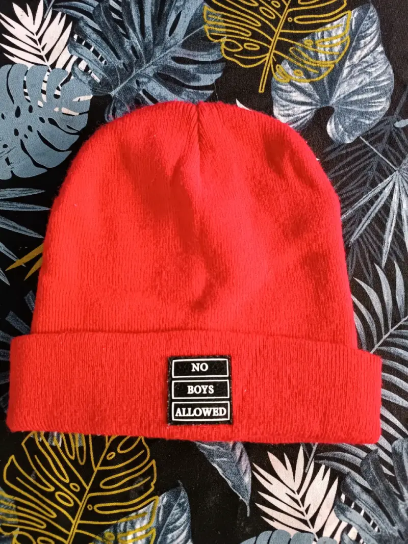 Gorro de lana rojo con diseño 'No Boys Allowed'