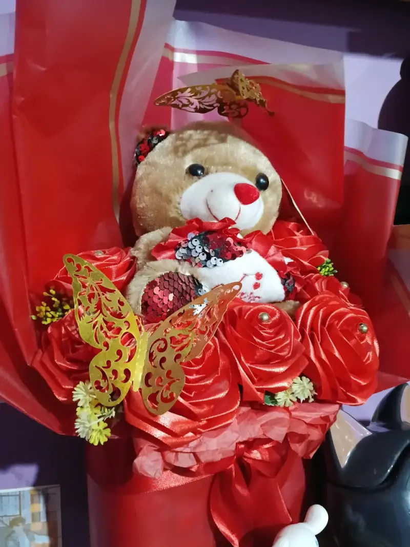 Ramo de peluche con rosas y mariposas decorativas