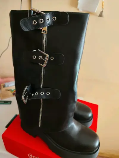 Botas negras con hebillas y cierre lateral - miniatura 1