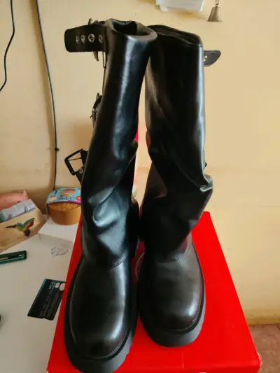 Botas negras con hebillas y cierre lateral - miniatura 2