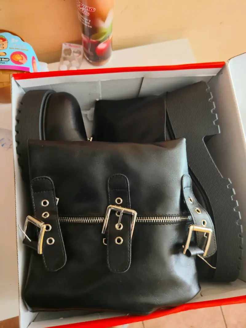 Botas negras con hebillas y cierre lateral - 3