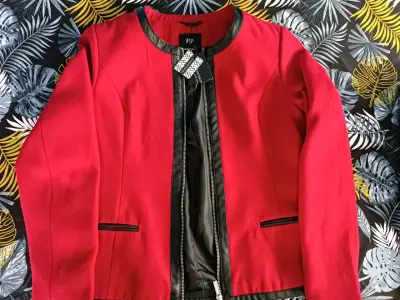 Chaqueta roja de mujer con detalles negros - miniatura 1
