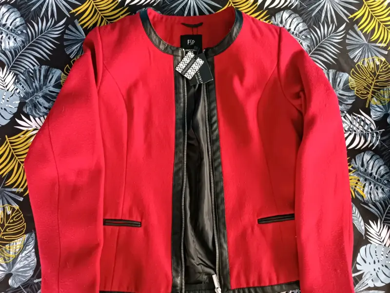 Chaqueta roja de mujer con detalles negros - 2