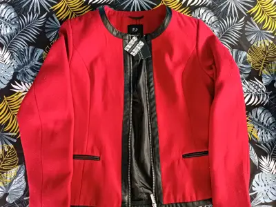 Chaqueta roja de mujer con detalles negros - miniatura 2