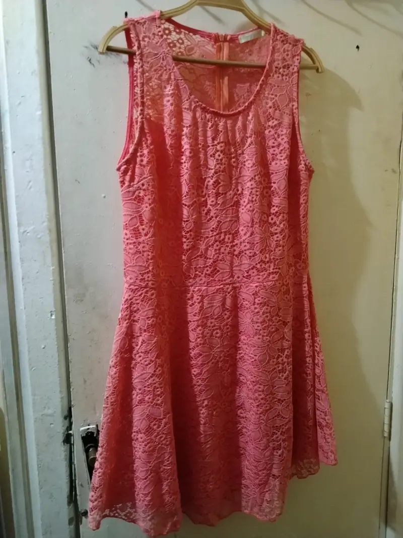 Vestido de encaje rosa sin mangas - 1