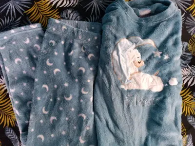 Pijama polar azul con diseño de luna y poodle - miniatura 1
