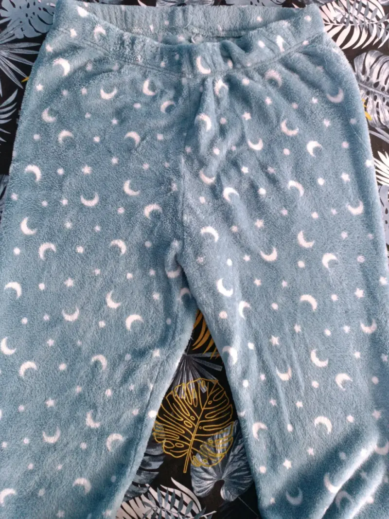 Pijama polar azul con diseño de luna y poodle - 2