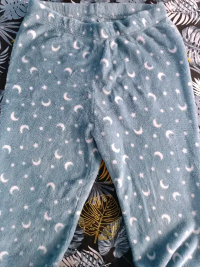 Pijama polar azul con diseño de luna y poodle - miniatura 2
