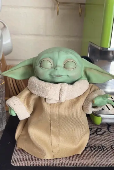 Muñeco Baby Yoda interactivo - miniatura 2
