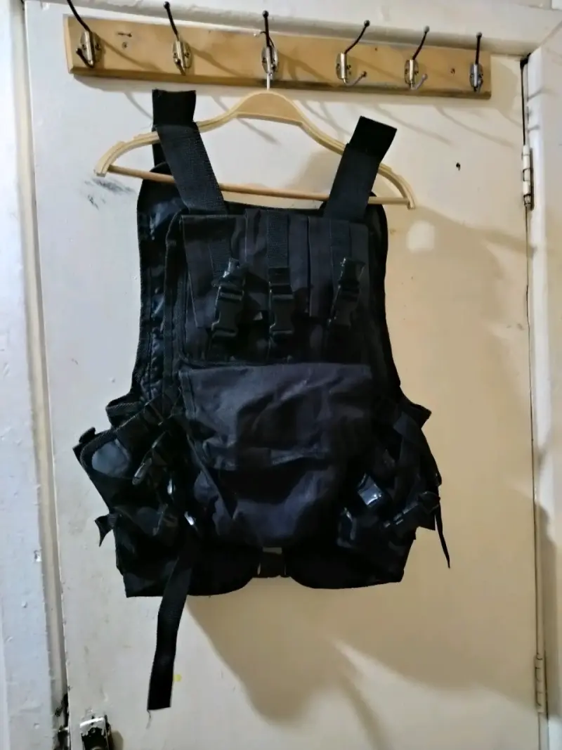 Chaleco táctico negro con múltiples bolsillos - 2