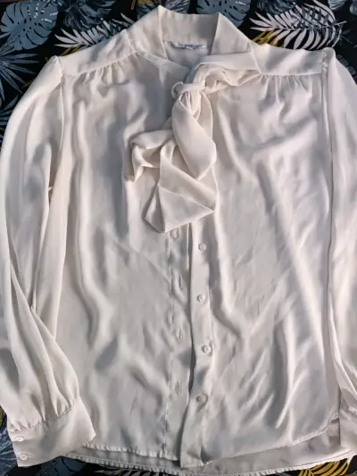 Blusa blanca con lazo elegante - miniatura 1