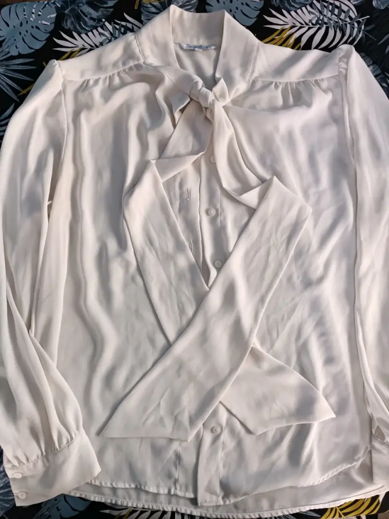 Blusa blanca con lazo elegante - 2