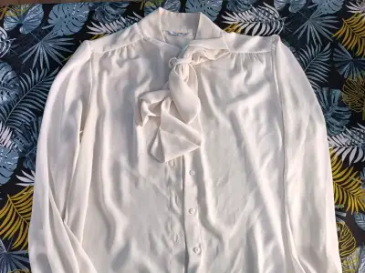 Blusa blanca con lazo elegante - miniatura 3