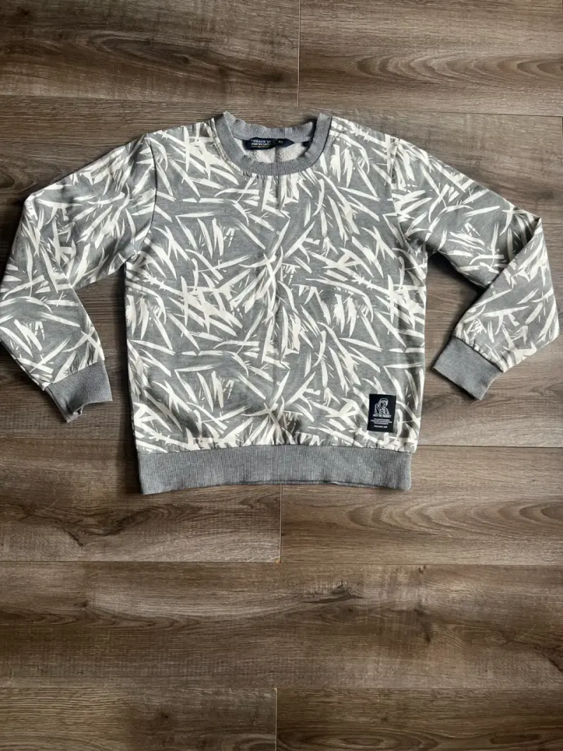 Polerón gris con estampado de hojas - 1