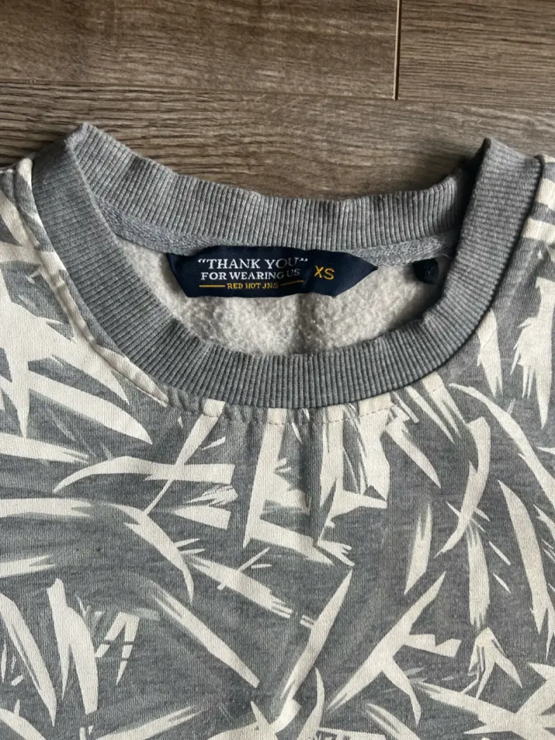 Polerón gris con estampado de hojas - 2
