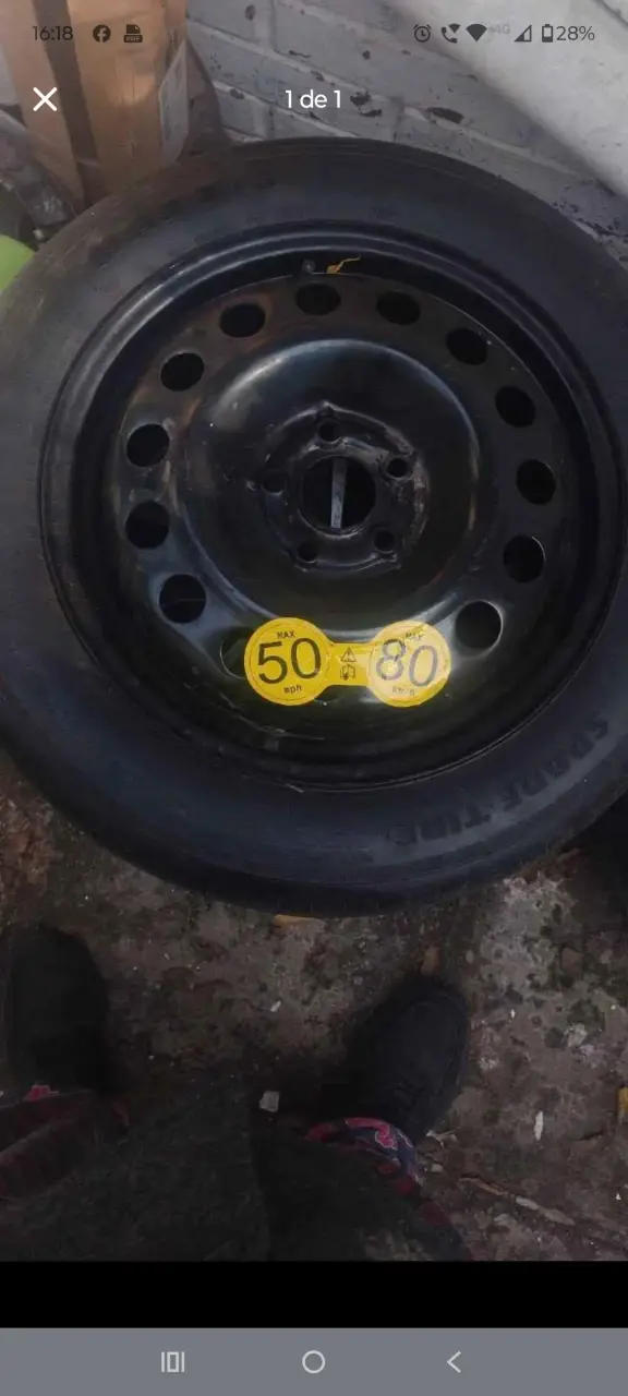 Rueda de repuesto para auto con llanta negra