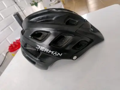 Casco de ciclismo negro Derman con ventilación - miniatura 1