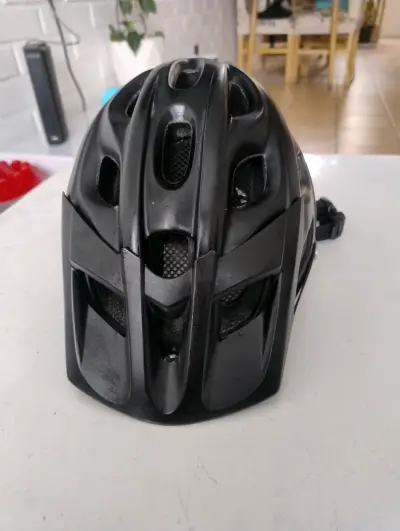 Casco de ciclismo negro Derman con ventilación - miniatura 2