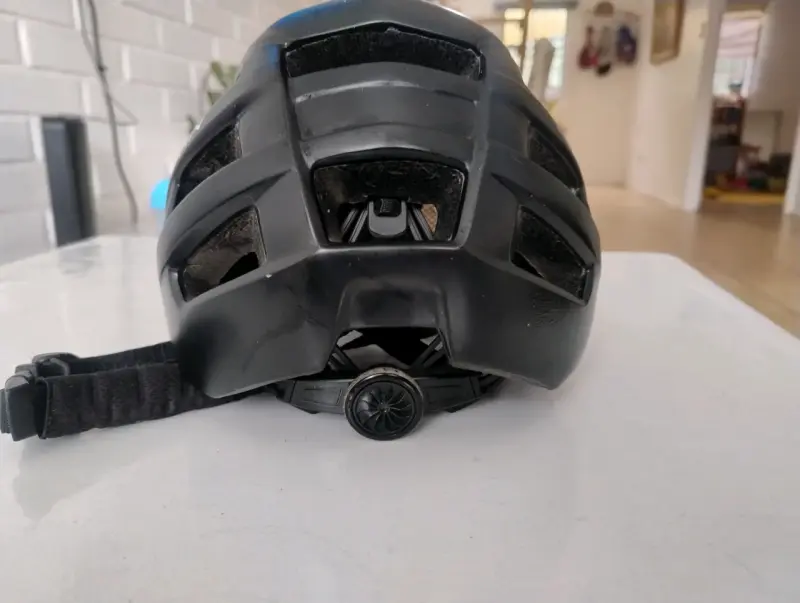 Casco de ciclismo negro Derman con ventilación - 3
