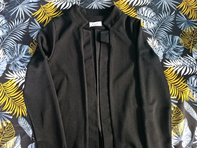 Blazer negra elegante para mujer - 1