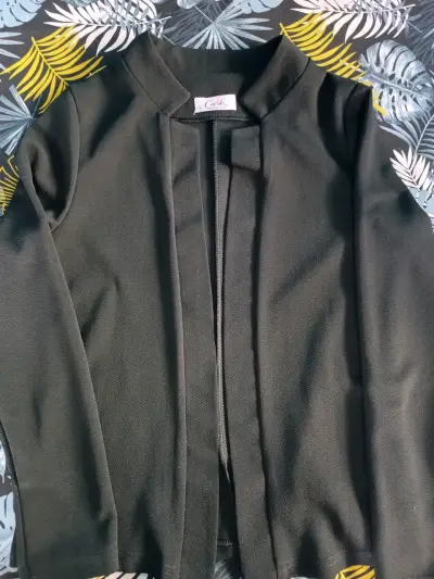 Blazer negra elegante para mujer - miniatura 2