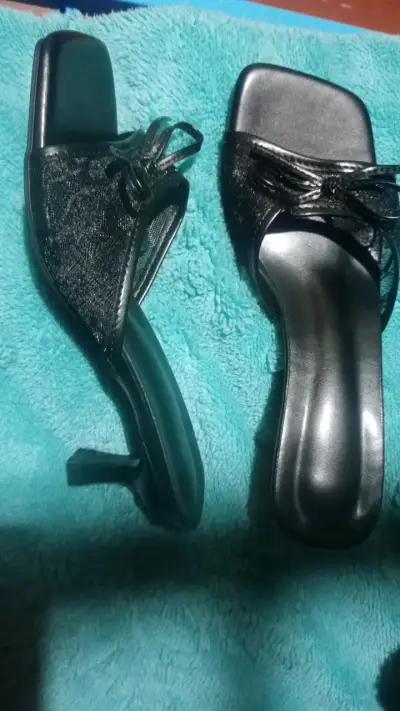 Sandalias de tacón bajo negras elegantes - miniatura 1