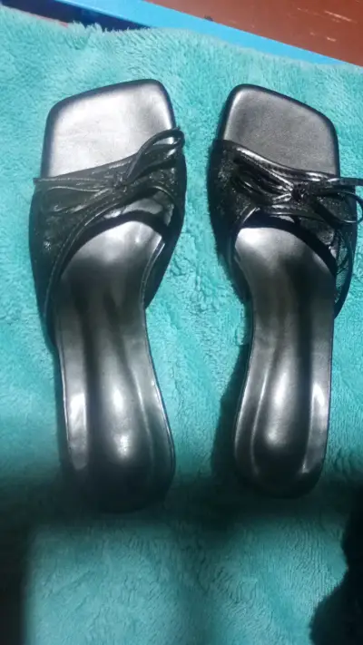 Sandalias de tacón bajo negras elegantes - miniatura 2