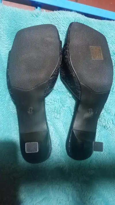 Sandalias de tacón bajo negras elegantes - miniatura 3