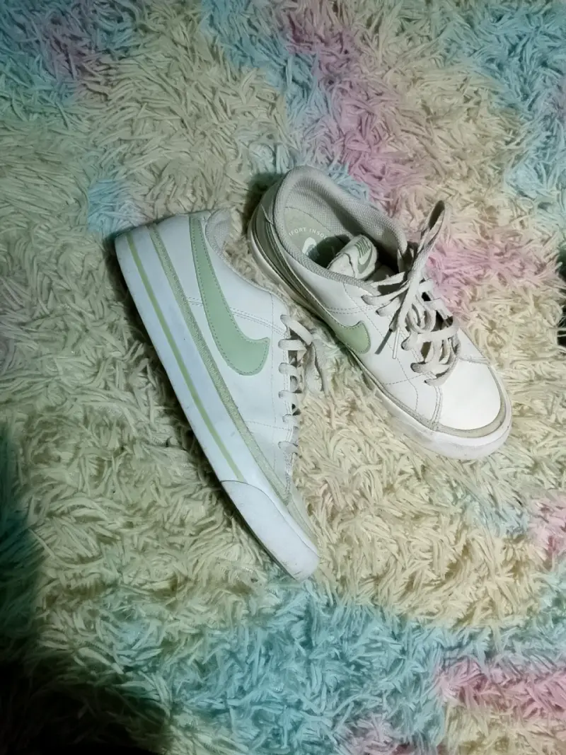 Zapatillas deportivas blancas con logo verde - 1