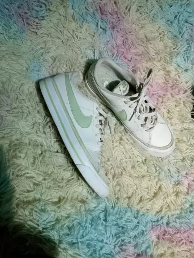 Zapatillas deportivas blancas con logo verde - miniatura 1