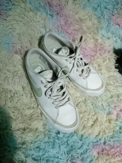 Zapatillas deportivas blancas con logo verde - miniatura 2