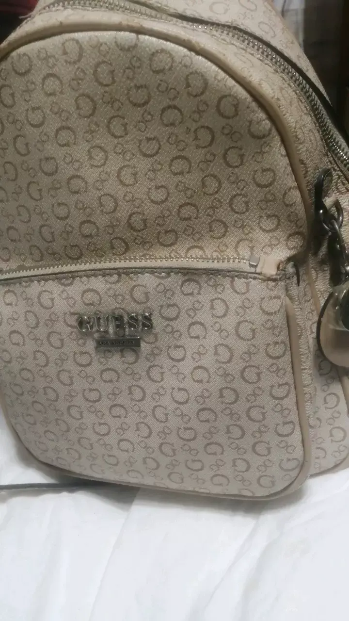 Mochila Guess beige con logo distintivo - 1