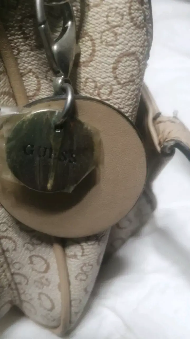 Mochila Guess beige con logo distintivo - 2