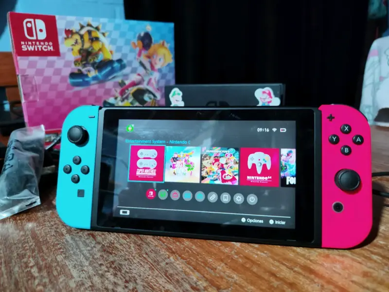 Consola Nintendo Switch con Joy-Con Azul y Rojo - 1