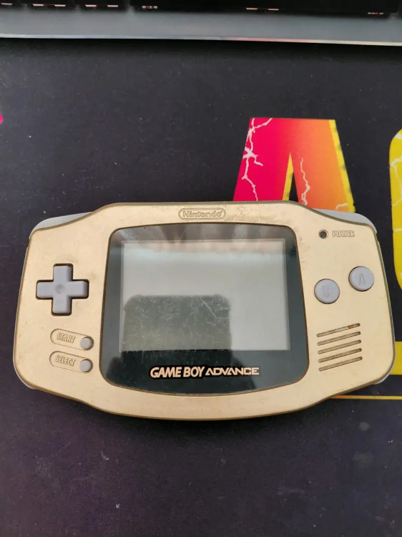 Consola Game Boy Advance dorada - 2