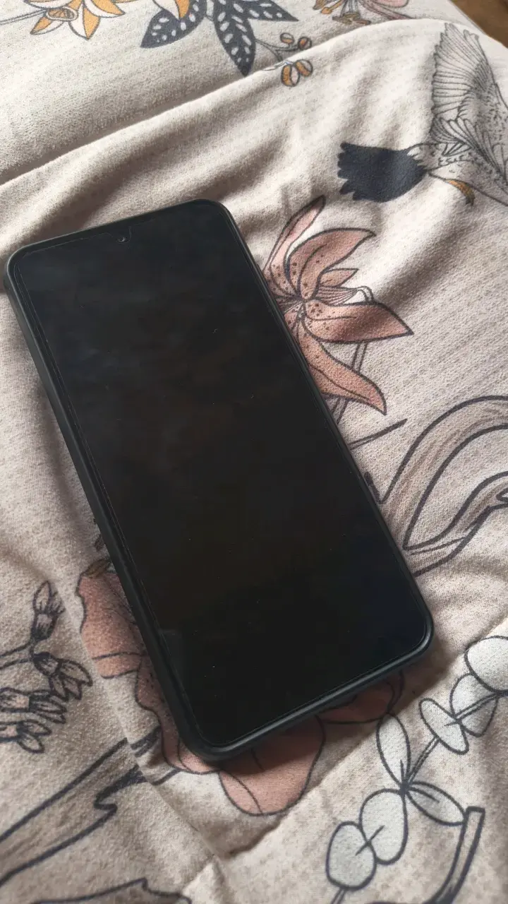 Smartphone con funda protectora negra - 1
