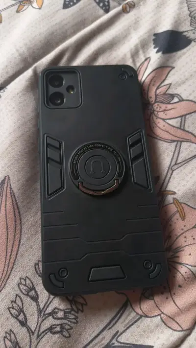Smartphone con funda protectora negra - miniatura 2
