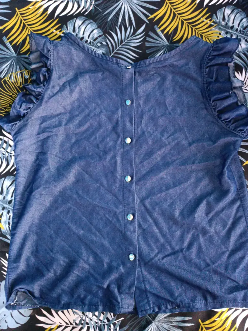 Blusa de mezclilla azul con botones y volantes - 1