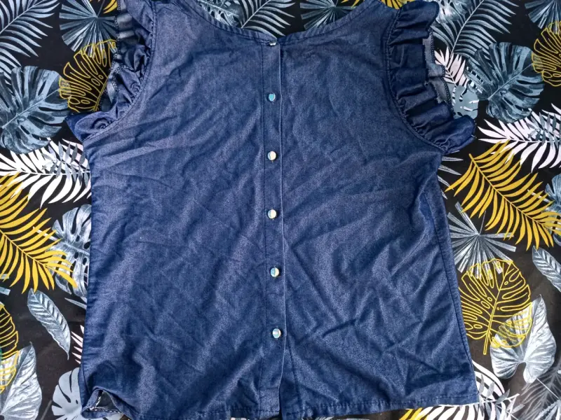 Blusa de mezclilla azul con botones y volantes - 2