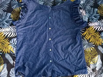 Blusa de mezclilla azul con botones y volantes - miniatura 2