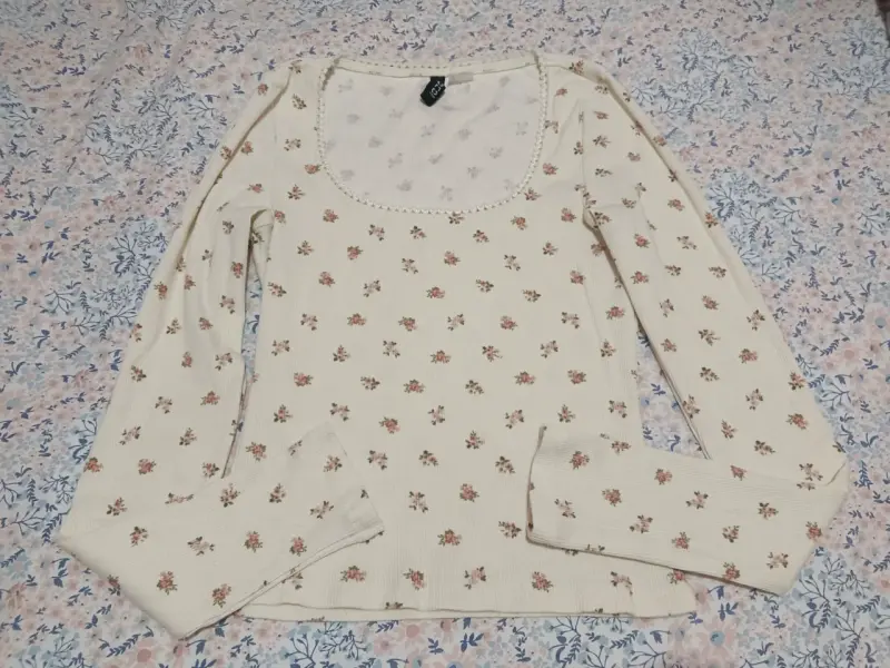 Polera manga larga con estampado floral - 1
