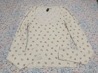 Polera manga larga con estampado floral - miniatura 1